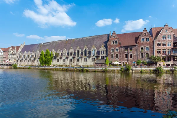 在比利时根特的 Leie 河边的建筑物 — 图库照片