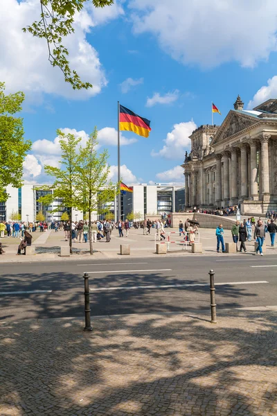 Berlin, Almanya - 2 Nisan 2008: Turistler th önünde yürüyüş — Stok fotoğraf