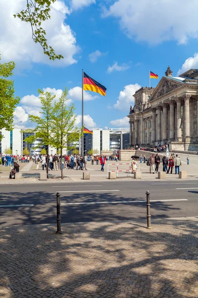 BERLÍN, ALEMANIA - 2 DE ABRIL DE 2008: Turistas caminando frente al — Foto de Stock