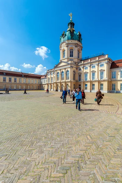 Berlin, Németország-április 2, 2008: a turisták séta előtt a P — Stock Fotó