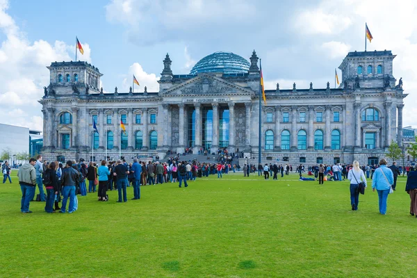 Berlin, Almanya - 2 Nisan 2008: Turistler o almak için sırada standı — Stok fotoğraf