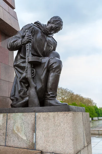 Berlin, Almanya - 2 Nisan 2008: Sovyet askerlerinin anıtı — Stok fotoğraf