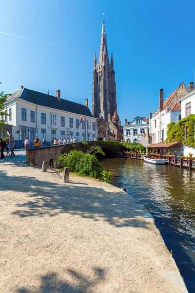 BRUGES, BÉLGICA - 6 DE ABRIL DE 2008: Los turistas caminan a través de Dijver puede — Foto de Stock