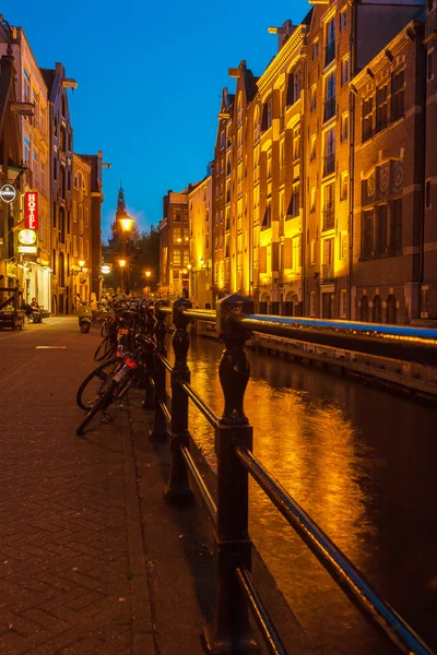 Amsterdam, Niederlande - 4. april 2008: alte häuser entlang des kanals a — Stockfoto