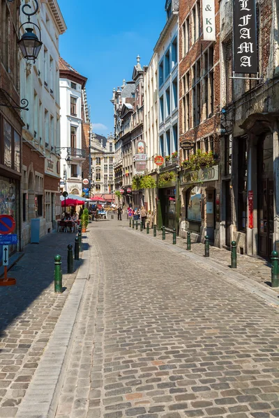 BRUSSELS, BELGIUM - APRIL 5, 2008: Rue des Chapeliers with resta — Stock Photo, Image