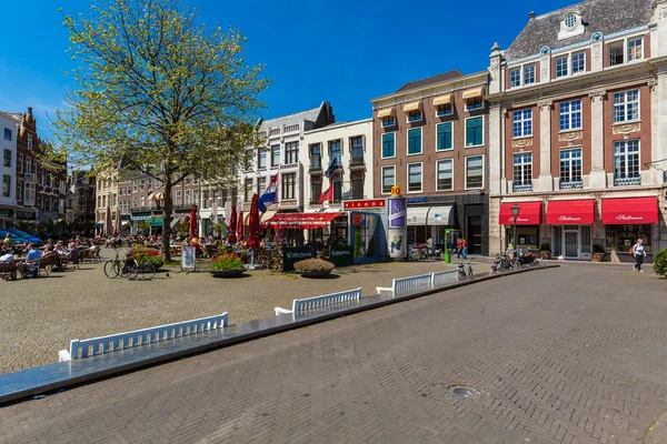 Den Haag, Nederland - 4 April 2008:Tourists lopen in Plaats met — Stockfoto