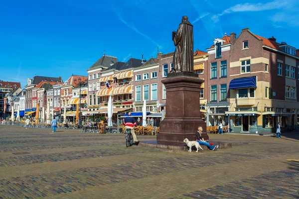 DELFT, NETHERLANDS - APRIL 4, 2008:  A young girl with a dog sit — Stock Photo, Image