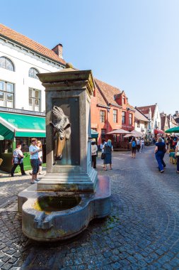 Bruges, Belçika - 6 Nisan 2008: Turistler sonraki sokaklarda yürümek 