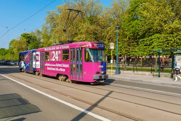 БРЮССЕЛЬ, БЕЛЬГИЯ - 5 апреля 2008 года: Pink rapid city tram with adv — стоковое фото