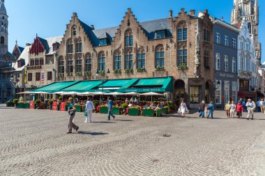 Bruges, Belçika - 6 Nisan 2008: Turistler Grote Mark üzerinde yürümek