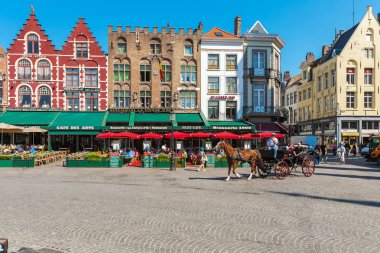Bruges, Belçika - 6 Nisan 2008: Turistler Grote Mark binmek
