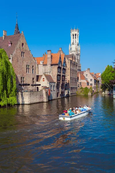 Bruges, Belgien - 6. April 2008: Touristen schweben auf einem Boot rosen — Stockfoto