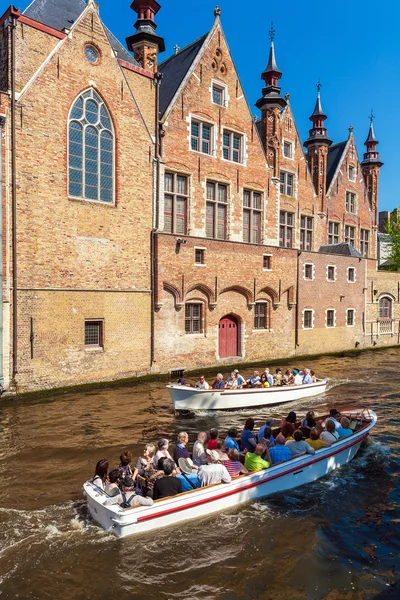 BRUGES, BÉLGICA - 6 de abril de 2008: Turistas flutuam em um barco através — Fotografia de Stock