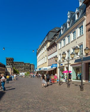 Trier, Almanya - 7 Nisan 2008: Turistler Simeon stra boyunca yürümek
