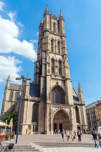 GHENT, BÉLGICA - 6 DE ABRIL DE 2008: Los turistas caminan cerca de Saint Bavo 's —  Fotos de Stock