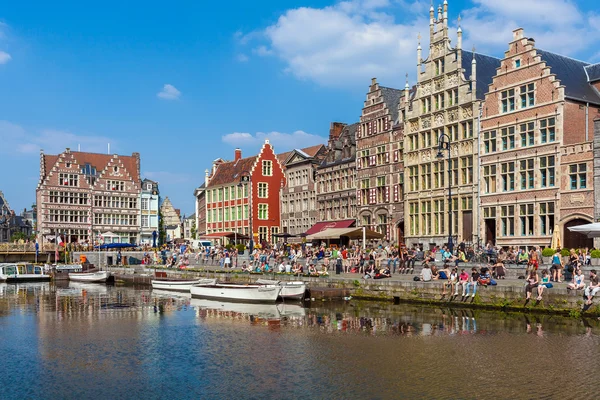 GHENT, BÉLGICA - 6 de abril de 2008: Tour boats and Graslei street — Fotografia de Stock