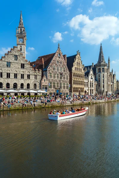 GHENT, เบลเยียม 6 เมษายน 2008: เรือทัวร์และถนน Graslei — ภาพถ่ายสต็อก