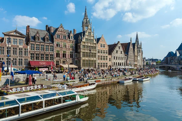 Gent, Belgien-6 april 2008: Tour båtar och Graslei Street — Stockfoto