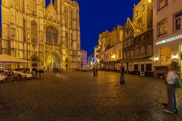 ANTWERP, BÉLGICA - 6 DE ABRIL DE 2008: Turistas comiendo en cafés en fr — Foto de Stock