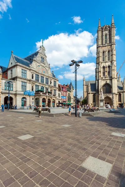 GHENT, BELGIO - 6 APRILE 2008: I turisti camminano su Sint-Baafsplei — Foto Stock