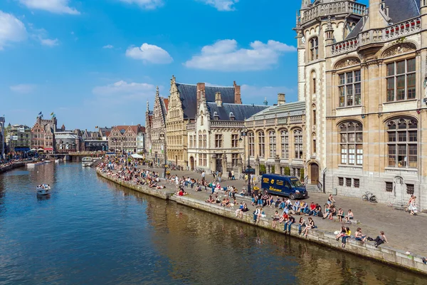 GHENT, BELGIUM - APRIL 6, 2008:  A lot of students sitting along — Stock Photo, Image
