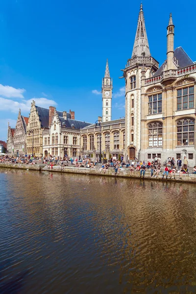 GHENT, BELGIUM - APRIL 6, 2008:  A lot of students sitting along — Stock Photo, Image