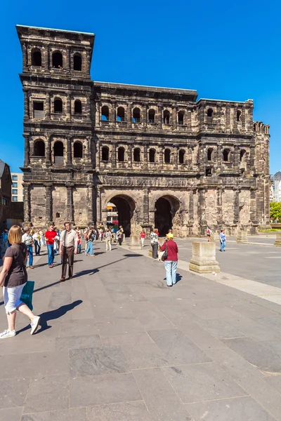 TRIER, GERMANY - APRIL 7, 2008: Tourists walk in front of Porta — Stock Photo, Image