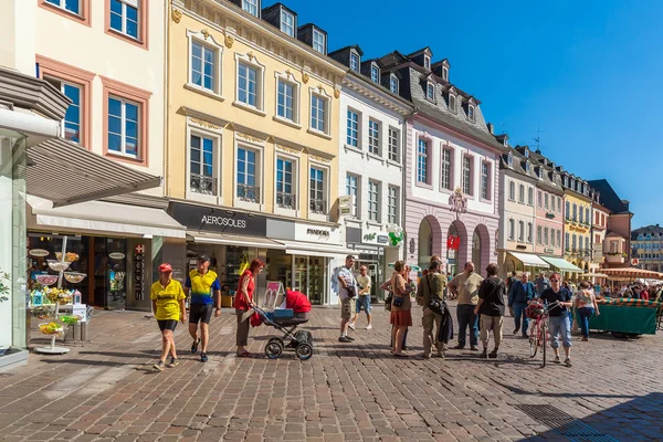 TRIER, GERMANIA - 7 APRILE 2008: I turisti camminano lungo Simeone stra — Foto Stock