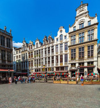 Brussels, Belçika - 5 Nisan 2008: Turist yürüyüş Gu önünde