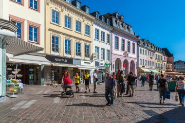 Trier, Almanya - 7 Nisan 2008: Turistler Simeon stra boyunca yürümek