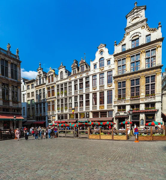 BRUSELAS, BÉLGICA - 5 DE ABRIL DE 2008: Los turistas caminan delante de Gu — Foto de Stock