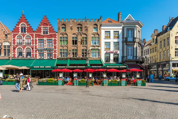 BRUGES, BÉLGICA - 6 DE ABRIL DE 2008: Los turistas caminan por la Grote Mark —  Fotos de Stock