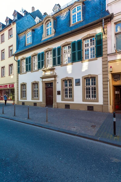 Trier, deutschland - 7. april 2008: ein junger mann spaziert vor der t — Stockfoto