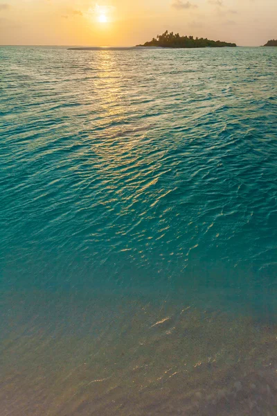 Pôr-do-sol laranja romântico com ilha tropical, Maldivas — Fotografia de Stock