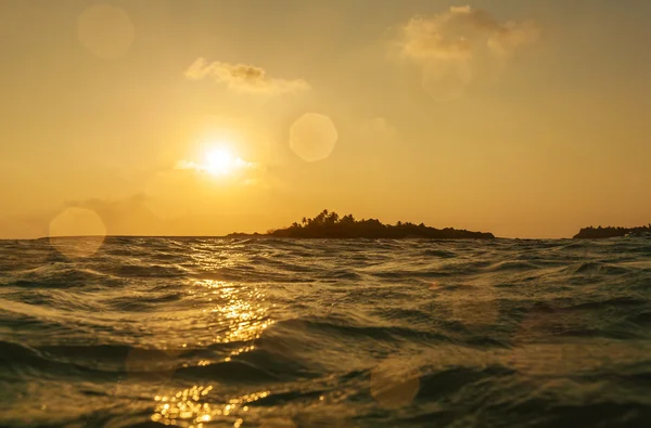 与热带小岛，马尔代夫的浪漫橘黄色的夕阳 — 图库照片