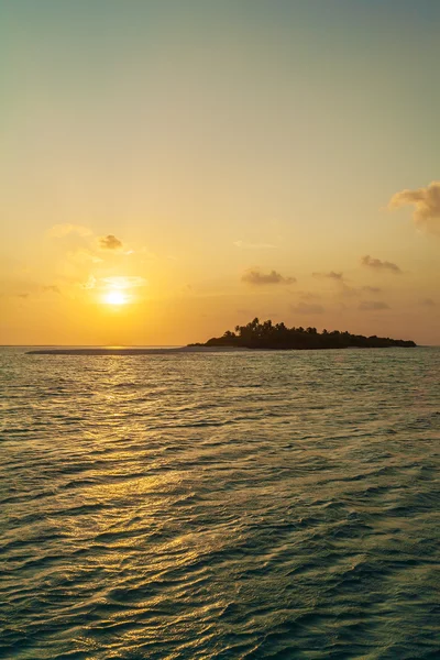 Pôr-do-sol laranja romântico com ilha tropical, Maldivas — Fotografia de Stock