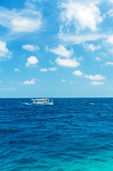 Paisagem marítima com um barco tradicional Dhoni e as nuvens, Mald — Fotografia de Stock