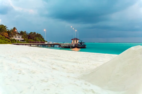 在一个热带小岛上的码头点燃灯火，马尔代夫 — 图库照片