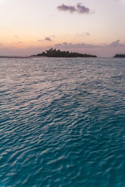 Tropik ada, Maldivler ile romantik turuncu günbatımı