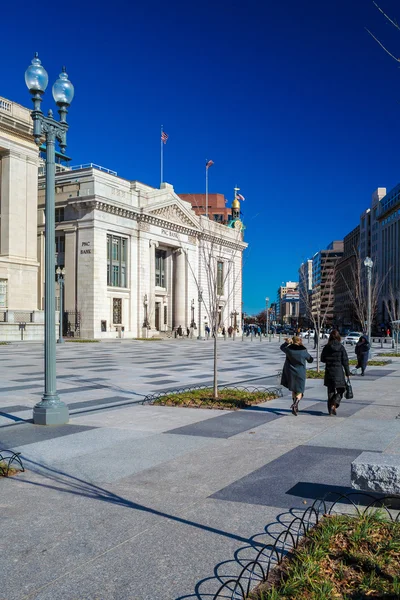 WASHINGTON DC, EE.UU. - 27 DE ENERO DE 2006: Dos mujeres caminando sobre el — Foto de Stock