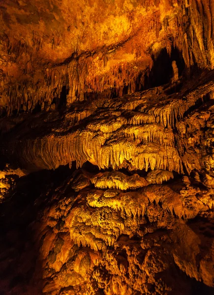 Сталактиты и сталагмиты Лурейской пещеры, Вирджиния, США — стоковое фото
