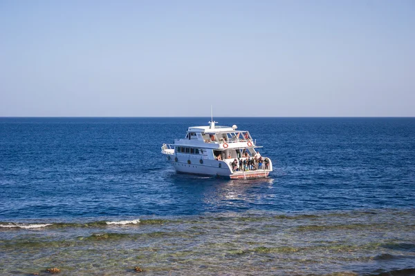 Hermoso yate blanco en el Mar Rojo, Sharm el Sheikh, Egipto —  Fotos de Stock