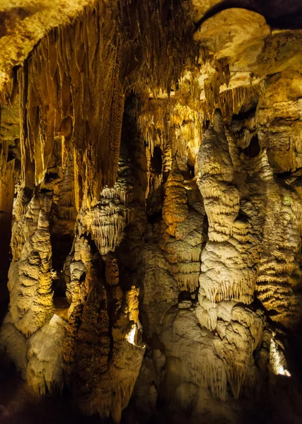 Сталактиты и сталагмиты Лурейской пещеры, Вирджиния, США — стоковое фото