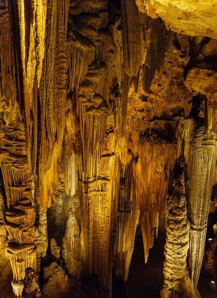 Сталактиты и сталагмиты Лурейской пещеры — стоковое фото