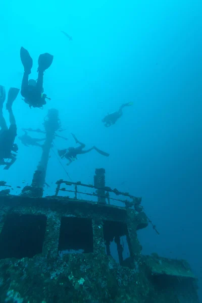 Корабельна аварія і Scuba Diver, Мальдіви — стокове фото