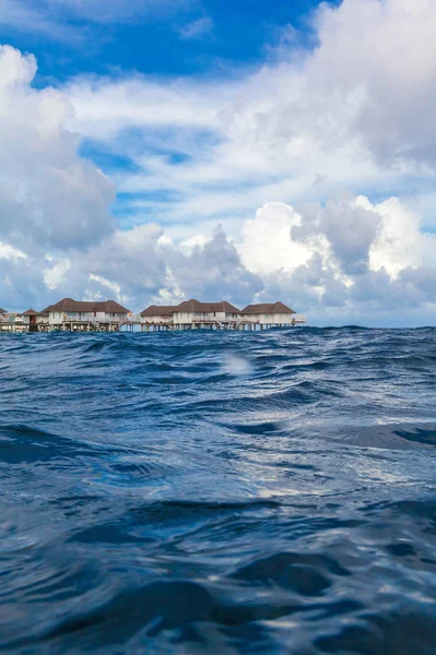 Isla con Beach Resort disparado desde el agua —  Fotos de Stock
