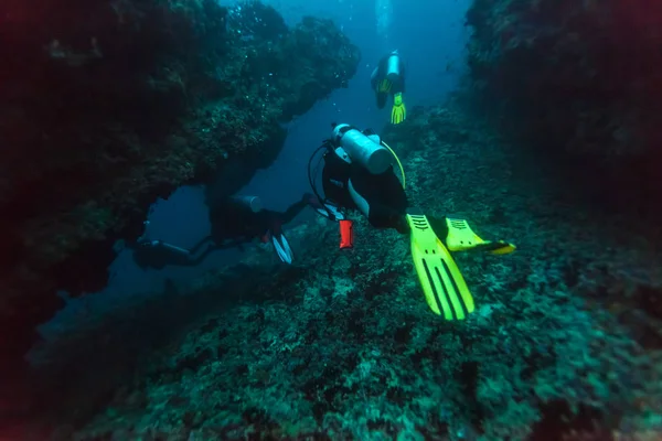 Um grupo de mergulhadores perto de uma parede de coral — Fotografia de Stock