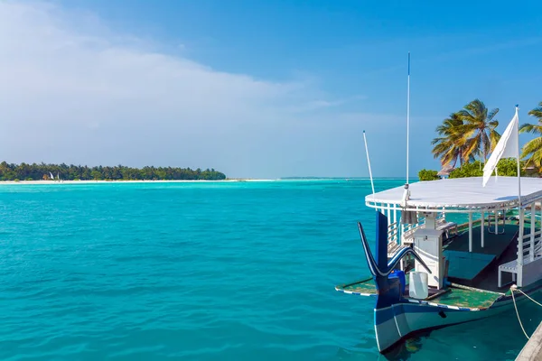 Isla tropical con barco tradicional Dhoni, Maldivas —  Fotos de Stock