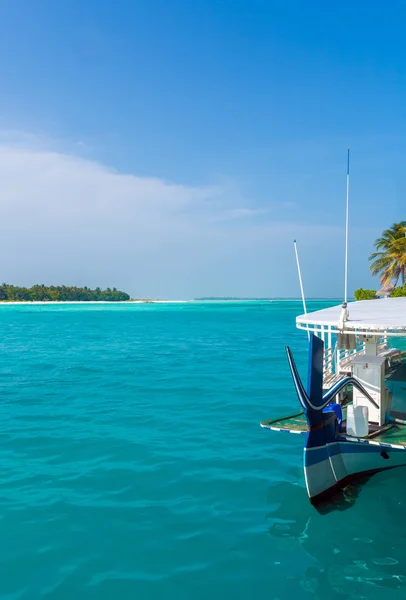 Ilha tropical com barco tradicional Dhoni, Maldivas — Fotografia de Stock