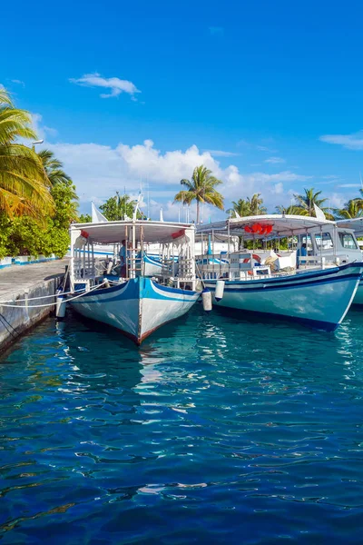 Estacionamiento de barcos tradicionales Dhoni, Maldivas —  Fotos de Stock